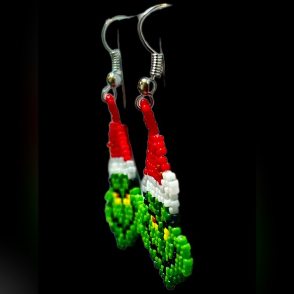 🎄Grinchy Glam: Handcrafted Beaded Christmas Earrings🎄 - Picture 4 of 7